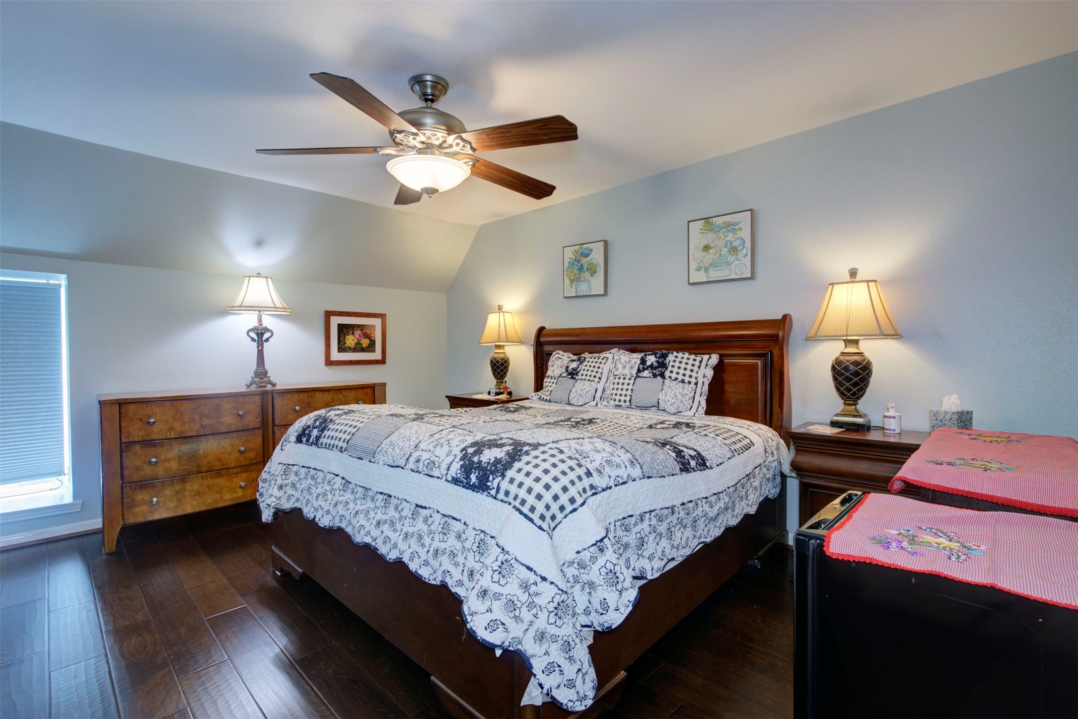 840 Threadneedle Street, Unit 208 Houston, TX 77079 - Photo 18 of 31 a bedroom with bed and wooden floor