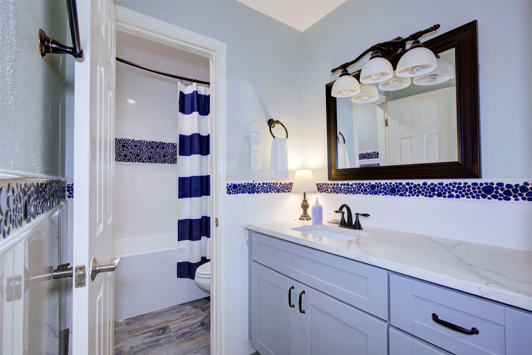 840 Threadneedle Street, Unit 208 Houston, TX 77079 - Photo 19 of 31 a bathroom with a sink vanity and a mirror