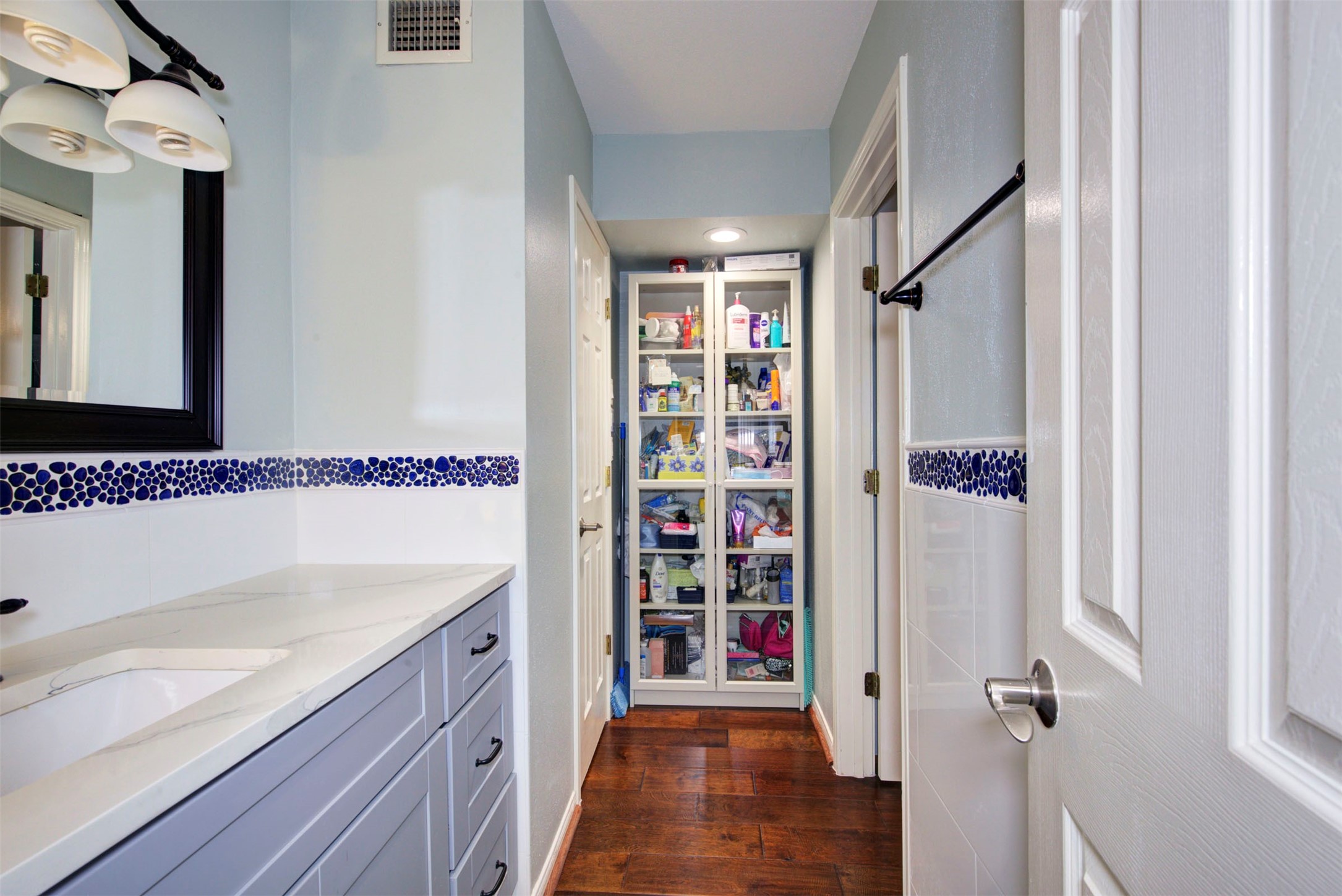 840 Threadneedle Street, Unit 208 Houston, TX 77079 - Photo 20 of 31 a bathroom with a tub sink and a mirror