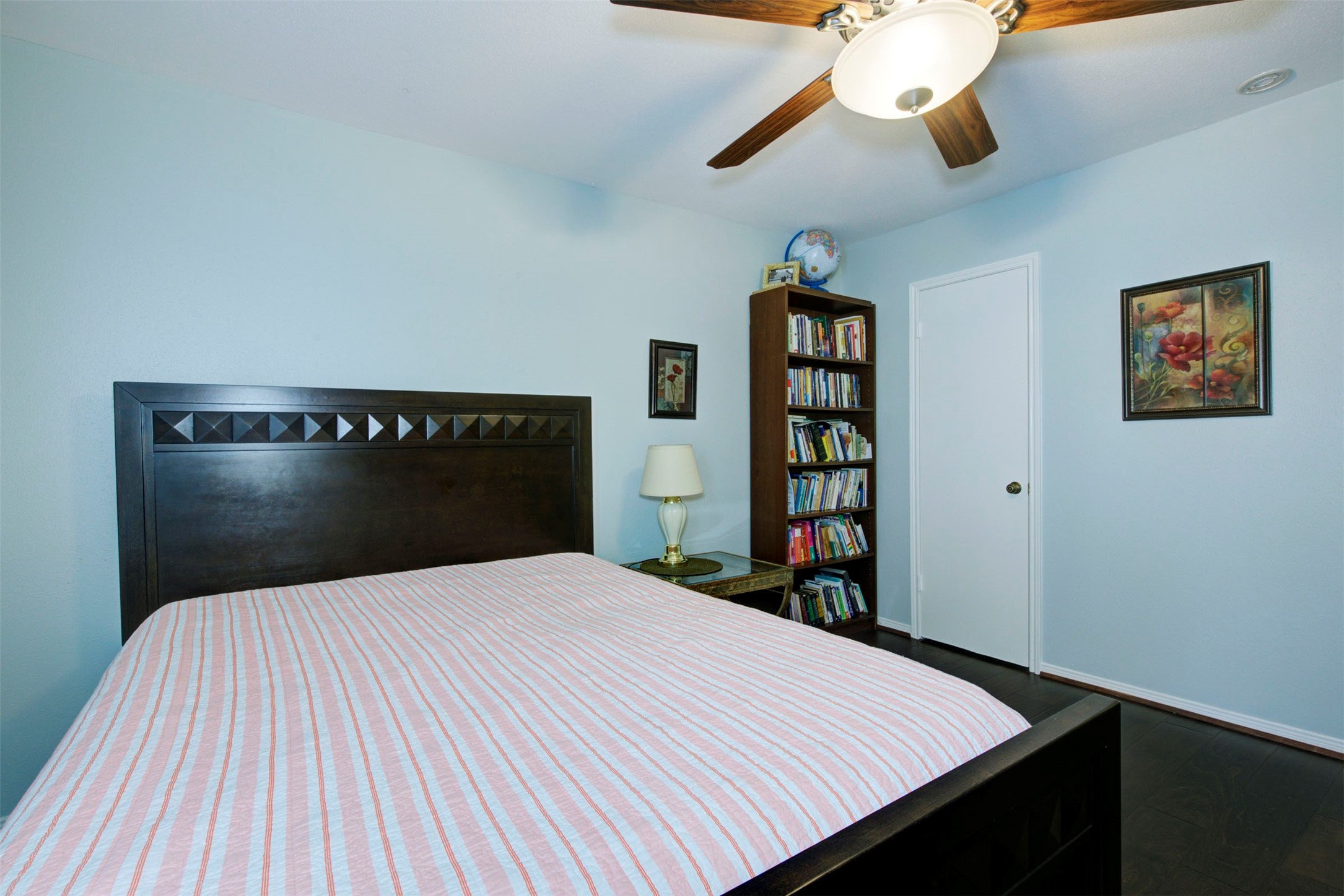840 Threadneedle Street, Unit 208 Houston, TX 77079 - Photo 24 of 31 a bedroom with a bed and a book shelf