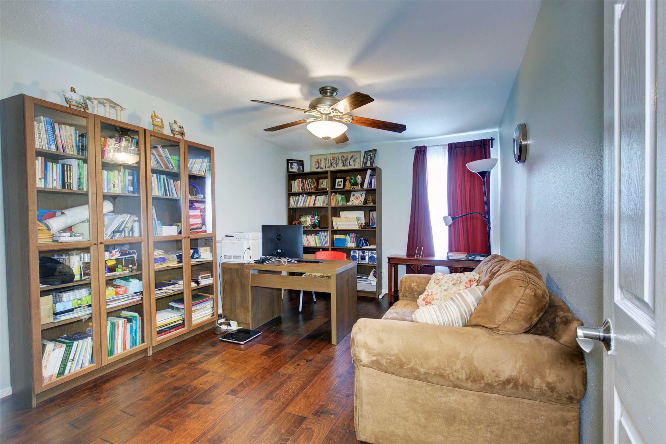 840 Threadneedle Street, Unit 208 Houston, TX 77079 - Photo 25 of 31 a living room with furniture a piano and a bookshelf