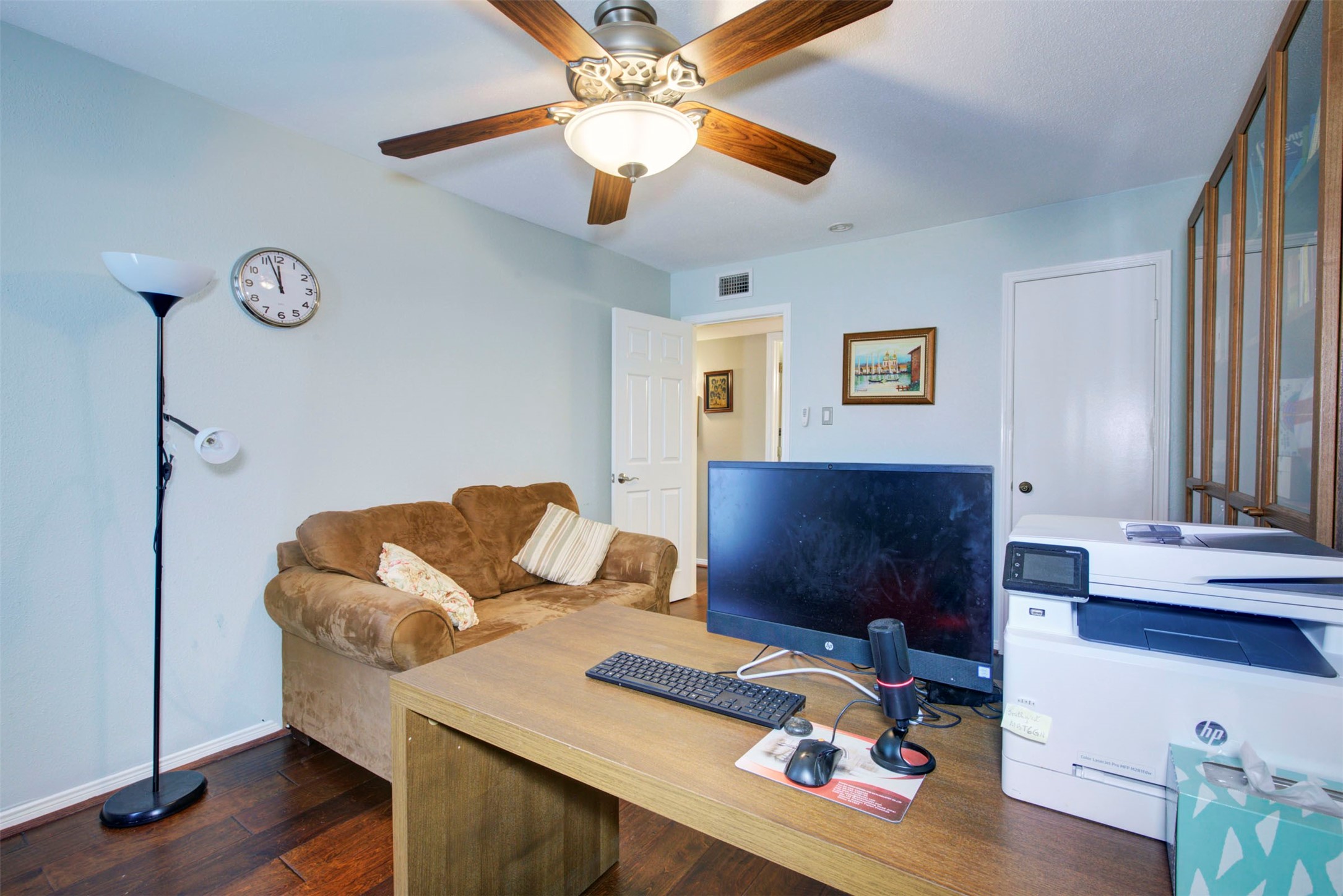 840 Threadneedle Street, Unit 208 Houston, TX 77079 - Photo 26 of 31 a living room with furniture and a flat screen tv