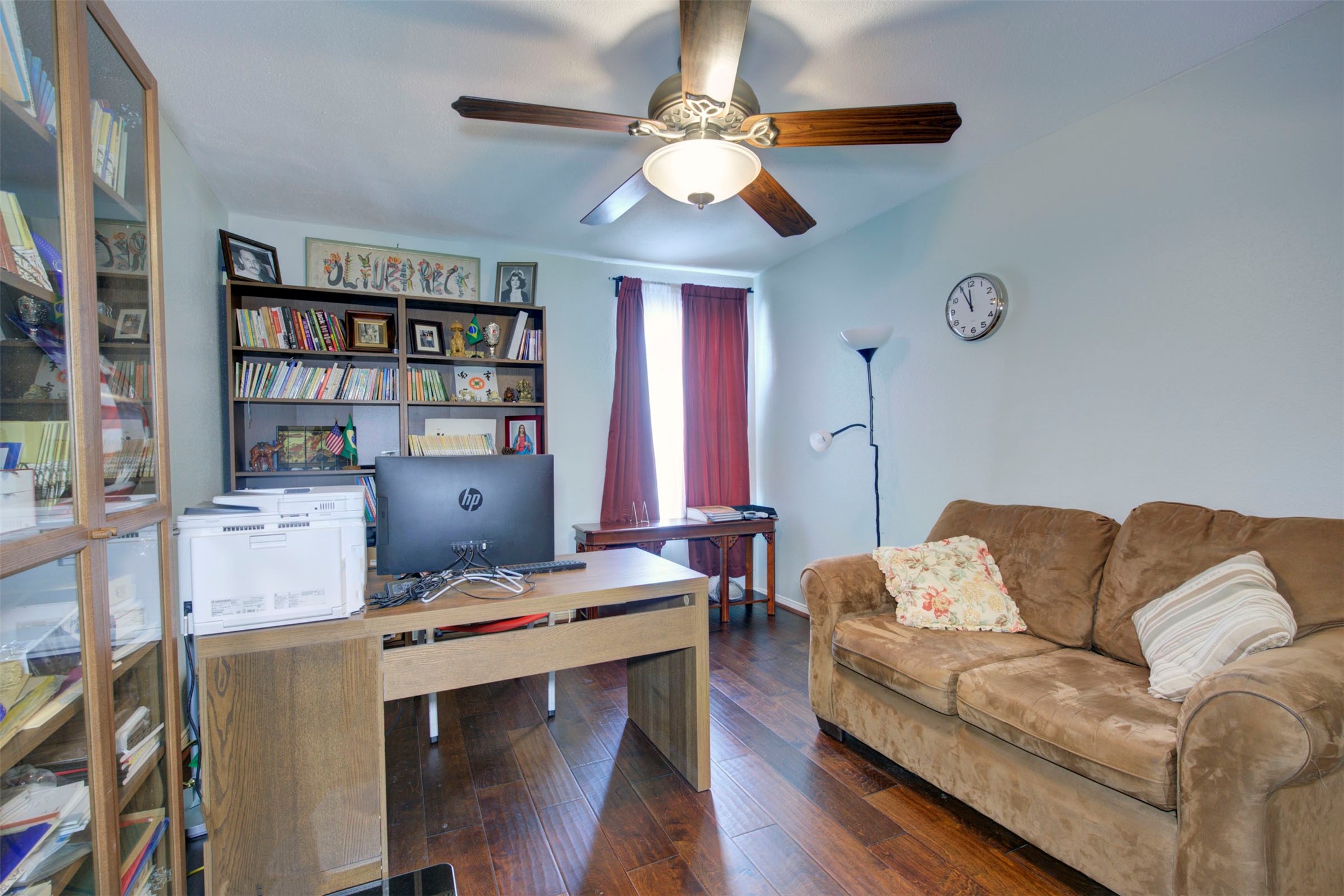 840 Threadneedle Street, Unit 208 Houston, TX 77079 - Photo 27 of 31 a living room with furniture and a book shelf