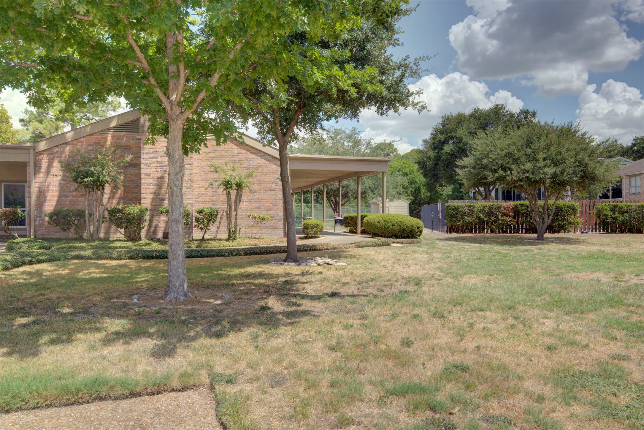 840 Threadneedle Street, Unit 208 Houston, TX 77079 - Photo 29 of 31 a backyard of a house with fountain table and chairs