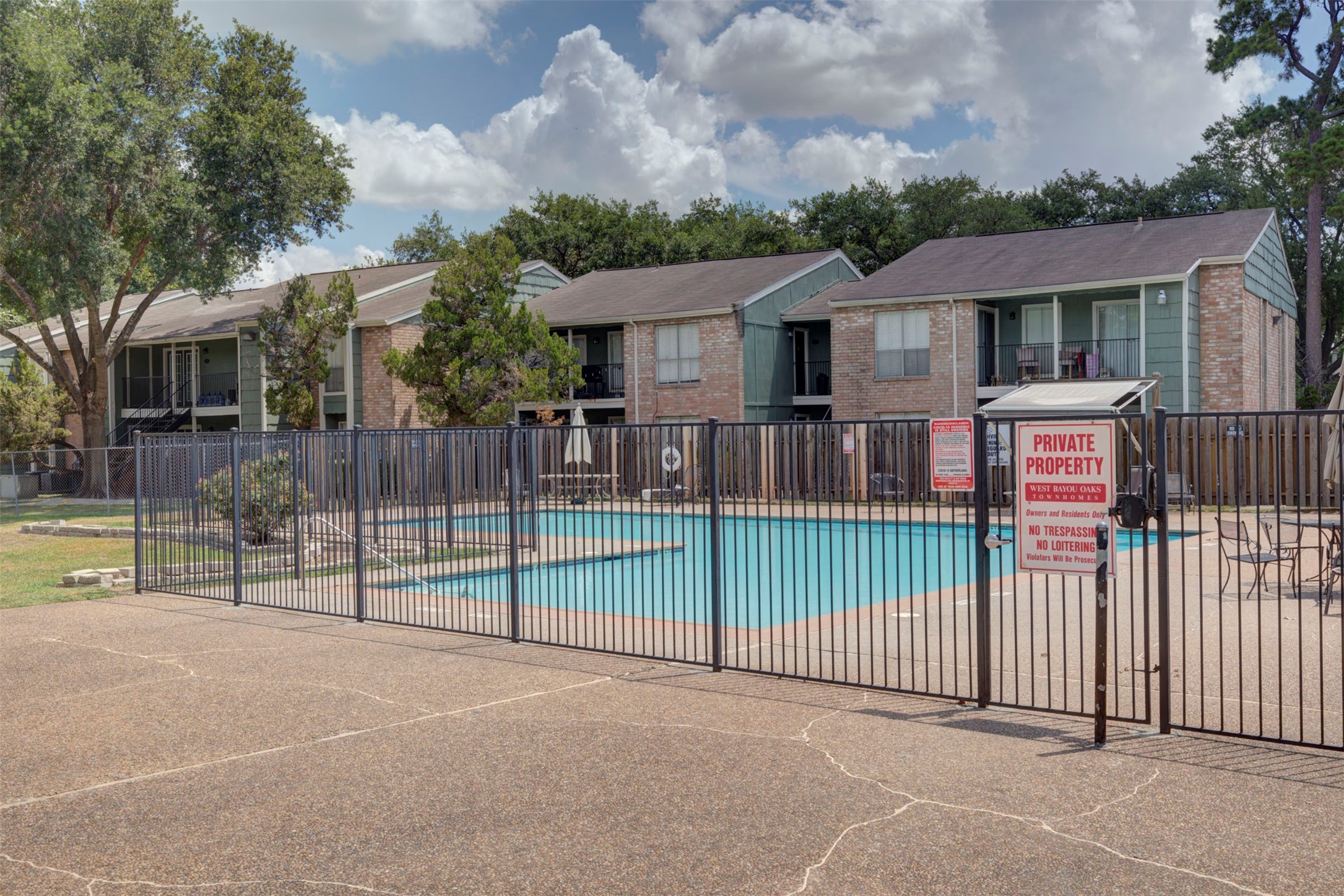 840 Threadneedle Street, Unit 208 Houston, TX 77079 - Photo 30 of 31 a view of a house with a small yard and wooden fence
