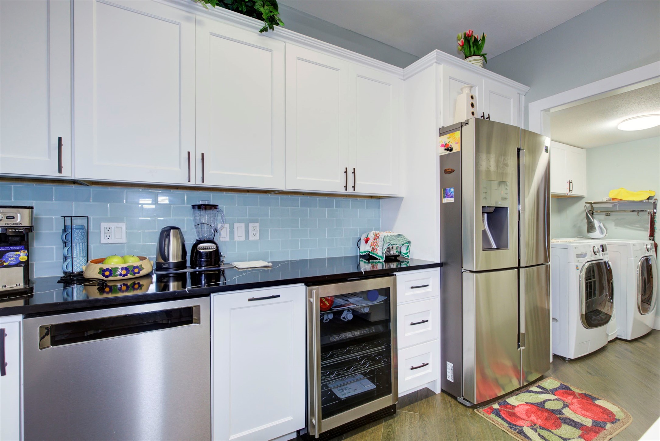 840 Threadneedle Street, Unit 208 Houston, TX 77079 - Photo 5 of 31 a kitchen with a refrigerator and cabinets