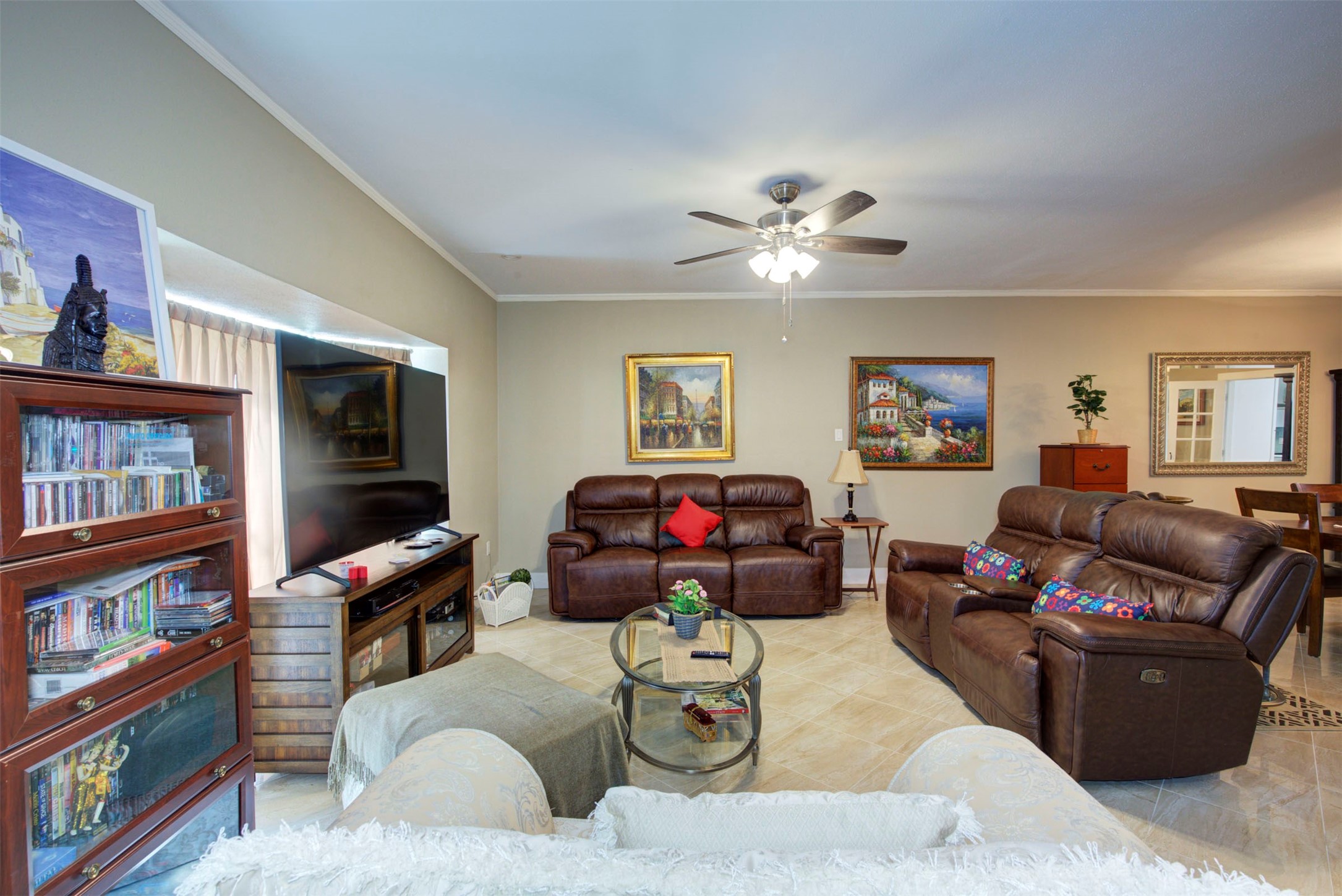 840 Threadneedle Street, Unit 208 Houston, TX 77079 - Photo 8 of 31 a living room with furniture a bookshelf and a flat screen tv