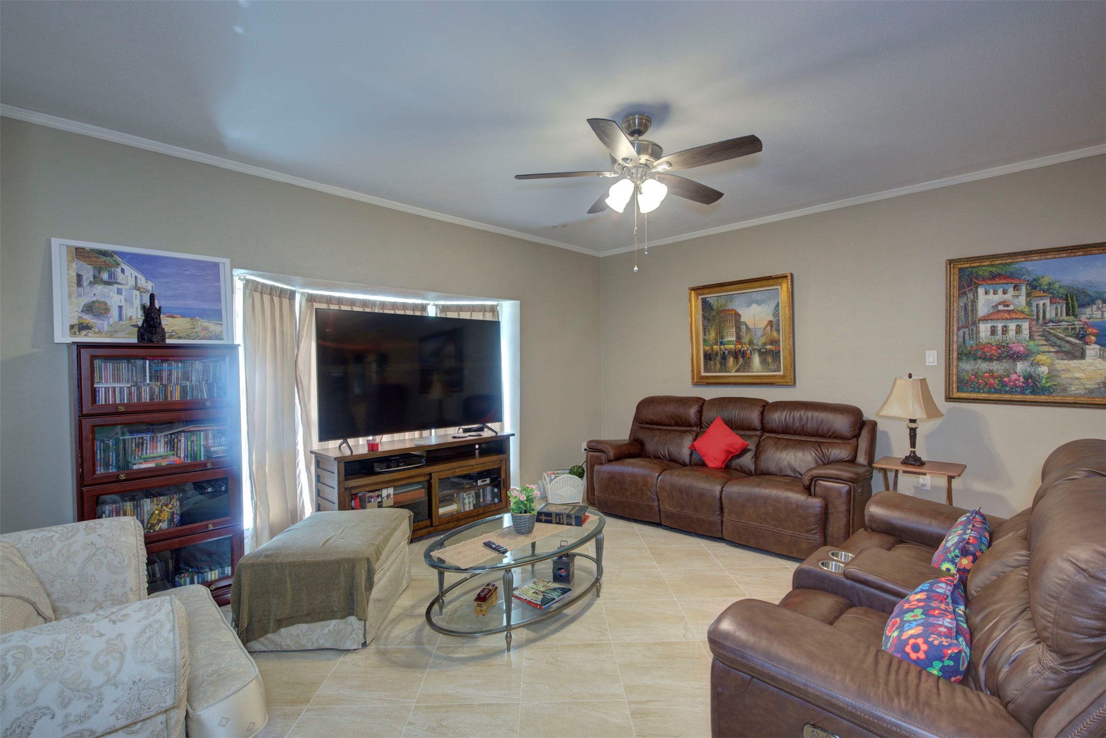 840 Threadneedle Street, Unit 208 Houston, TX 77079 - Photo 9 of 31 a living room with furniture and a flat screen tv