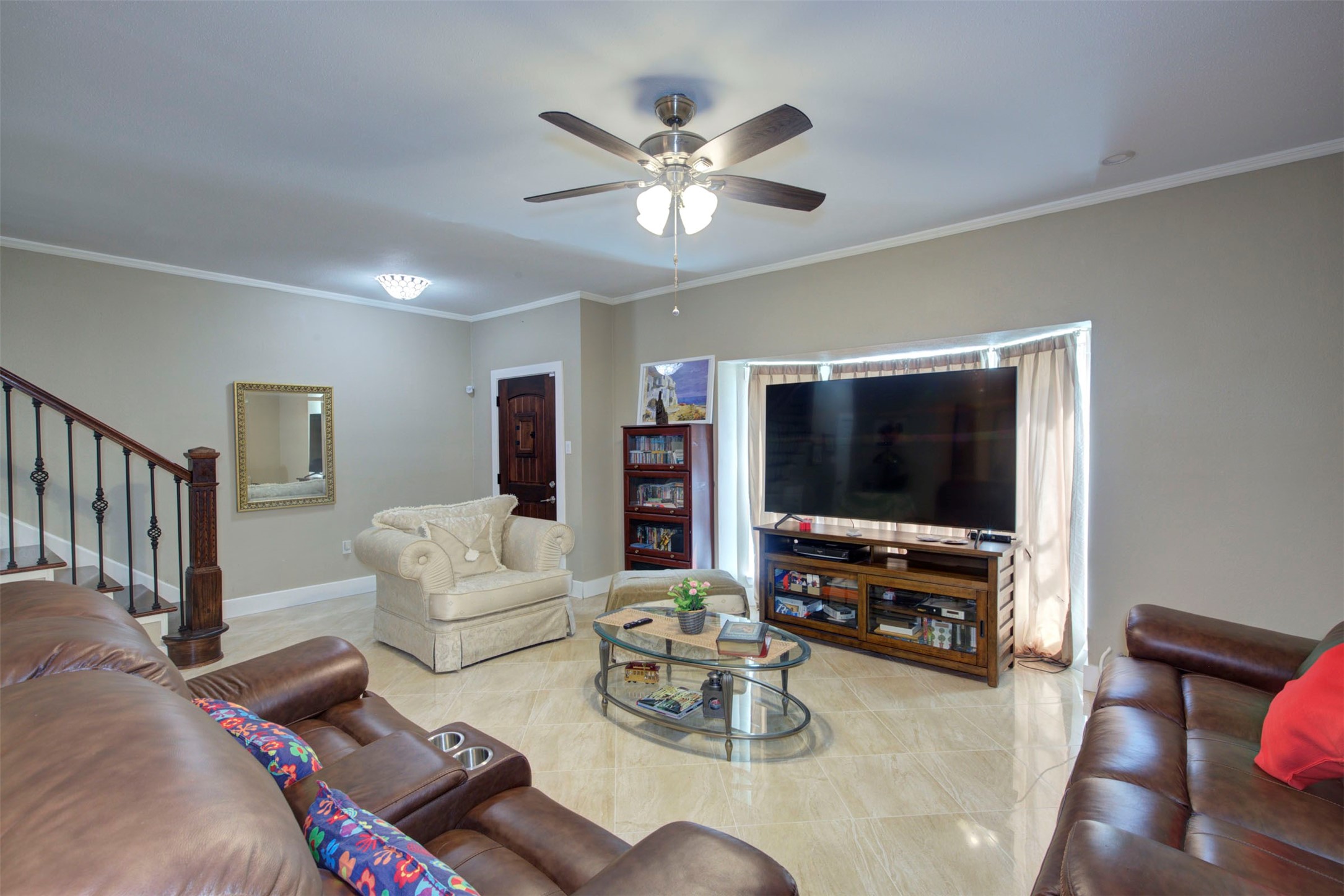 840 Threadneedle Street, Unit 208 Houston, TX 77079 - Photo 10 of 31 a living room with furniture and a flat screen tv