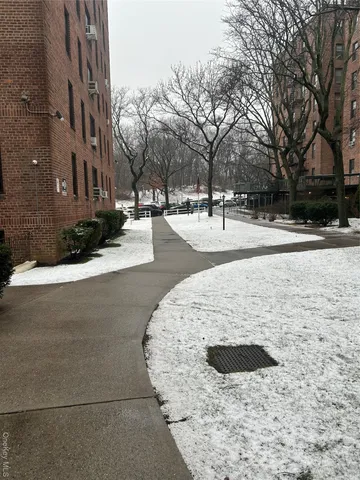 a view of a yard with a house