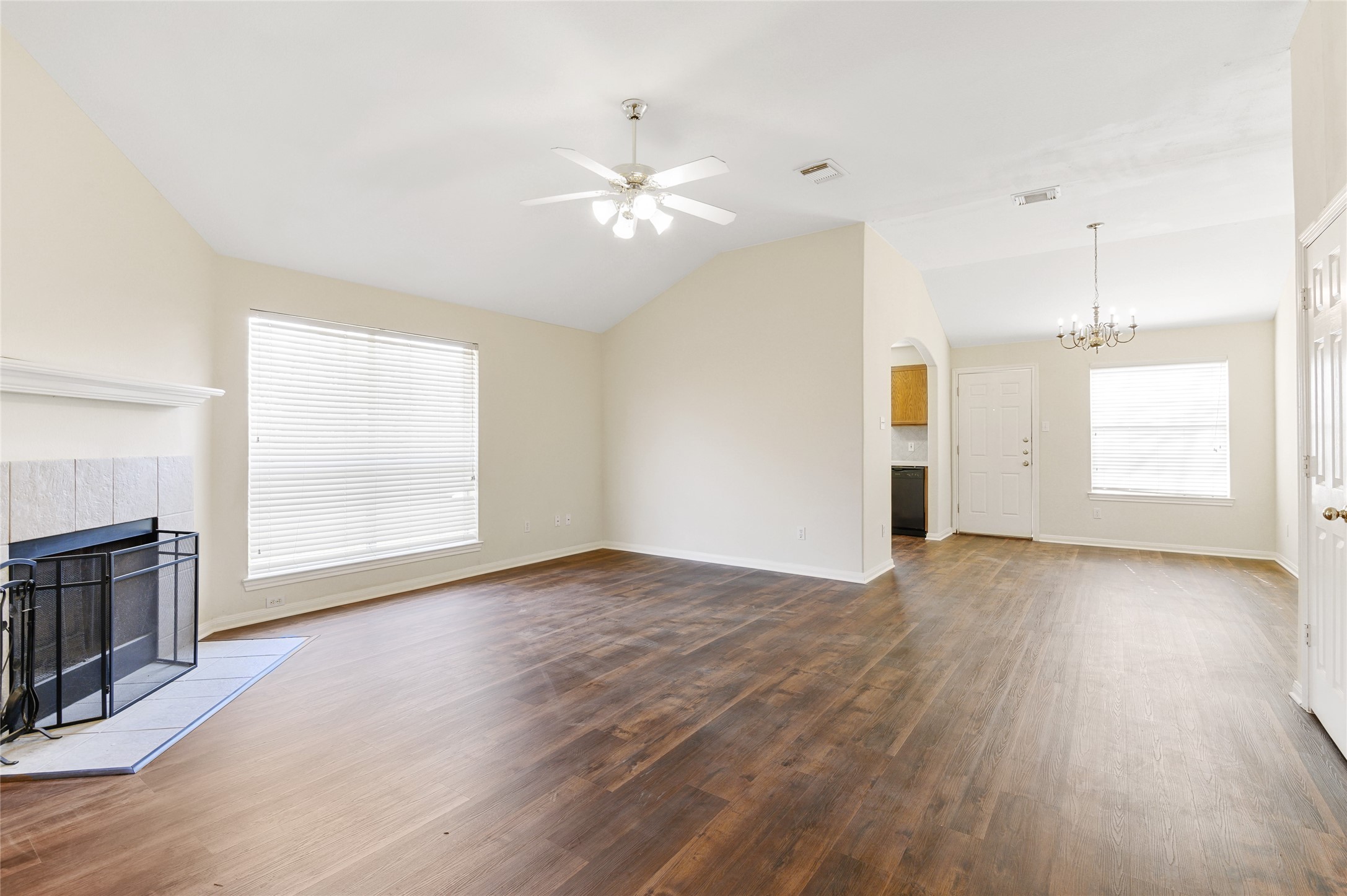 203 Paradise Lane Montgomery, TX 77356 - Photo 4 of 17