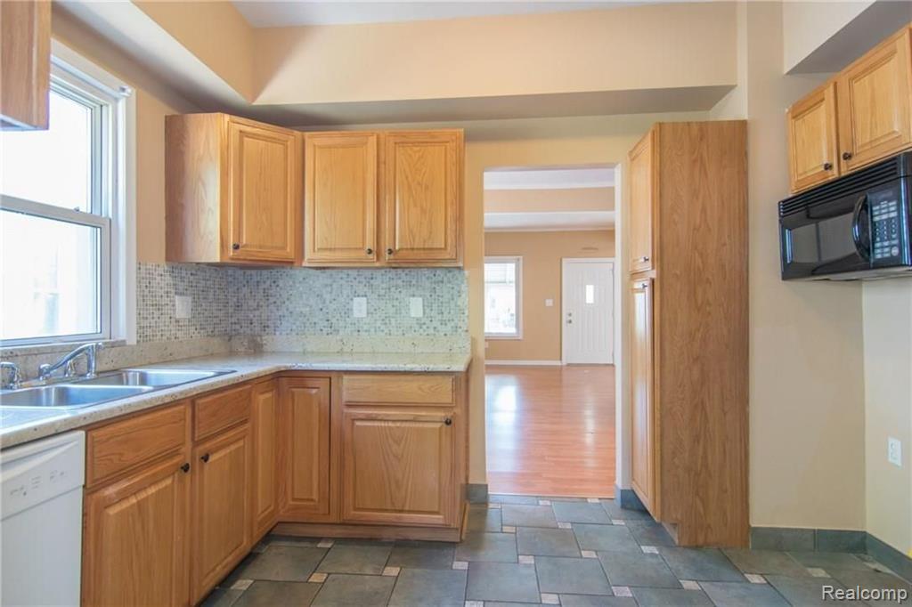 8183 Central Street Center Line, MI 48015 - Photo 13 of 35