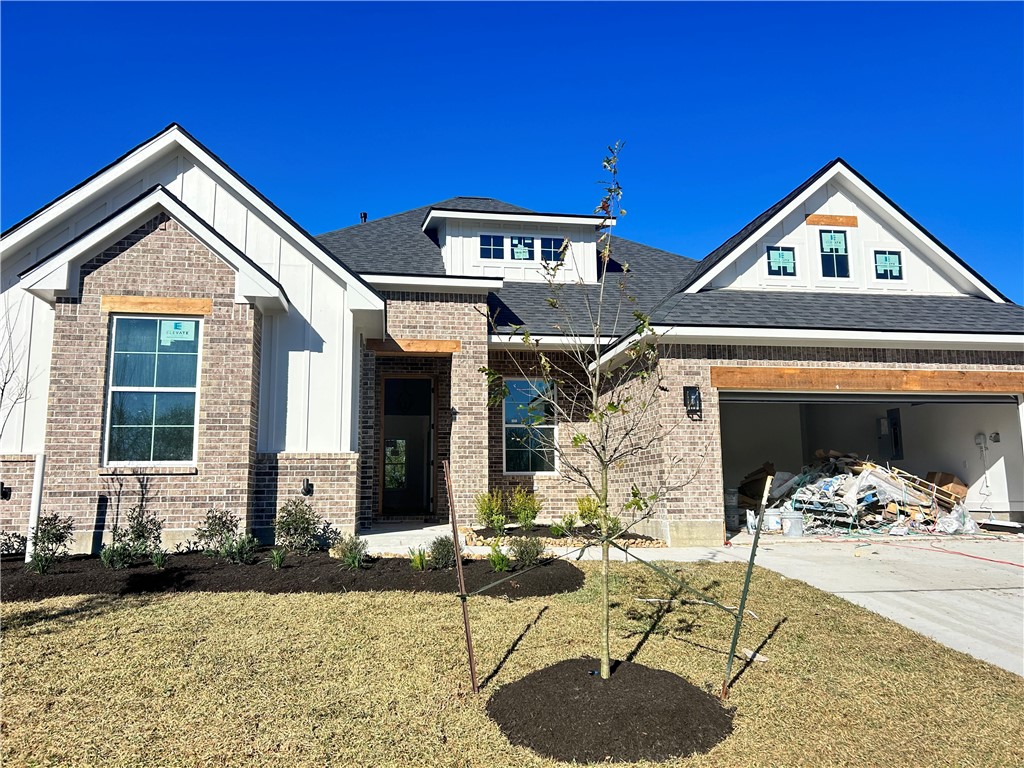 a view of a house with backyard