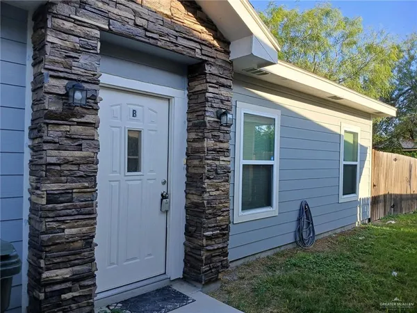 a view of front of a house with a yard
