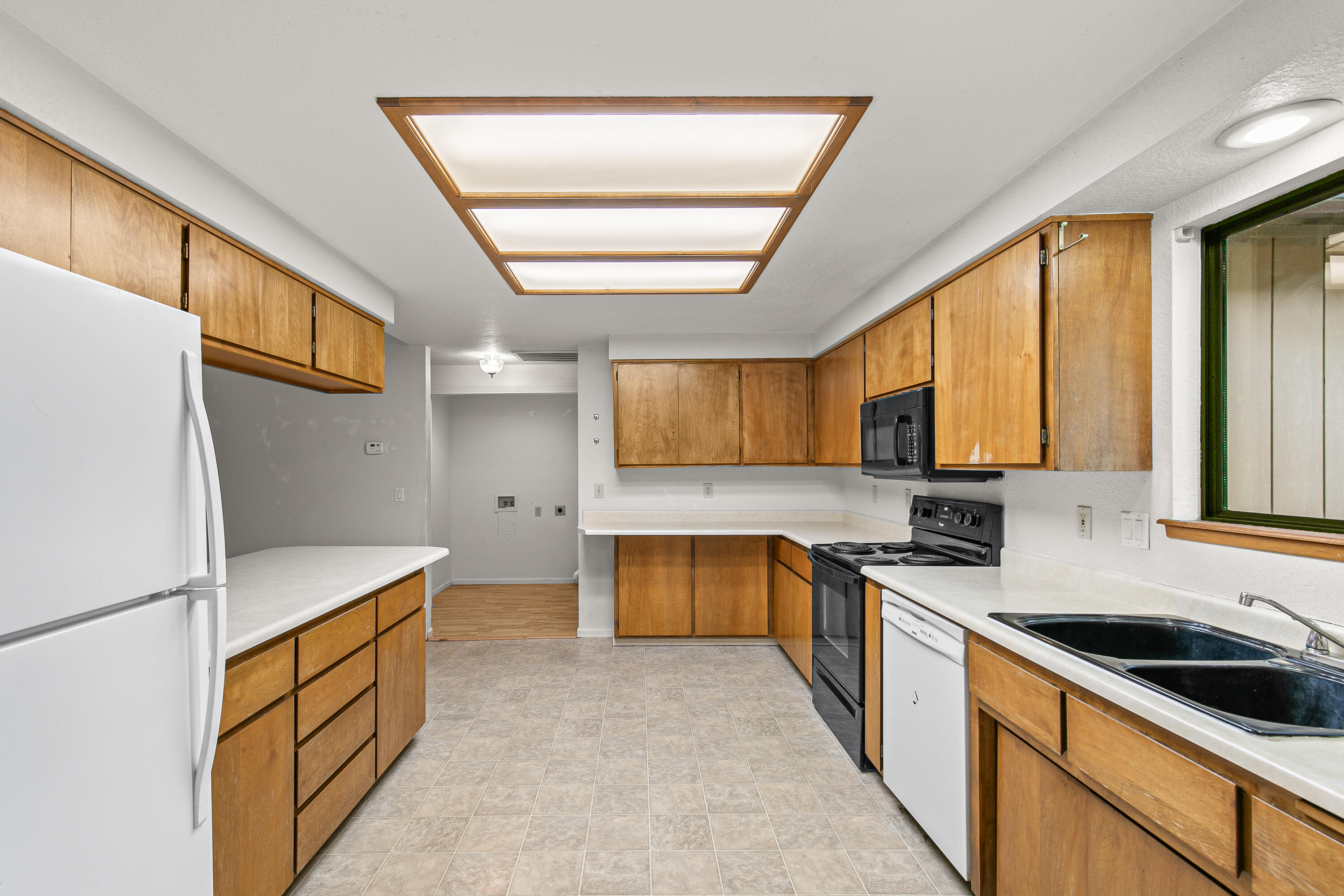 2931 Aldersgate Road Medford, OR 97504 - Photo 4 of 39 3 - Kitchen