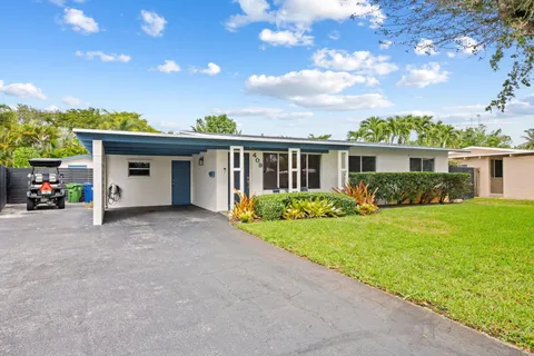a view of a house with backyard and garden