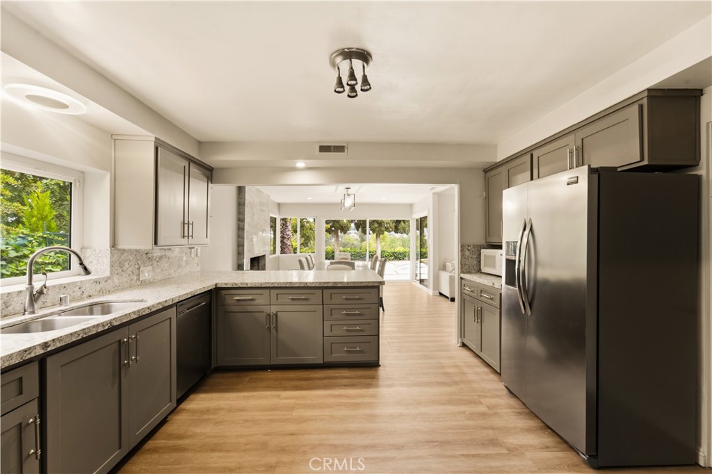 15701 Royal Ridge Road Sherman Oaks, CA 91403 - Photo 13 of 32 Gallery Image 13