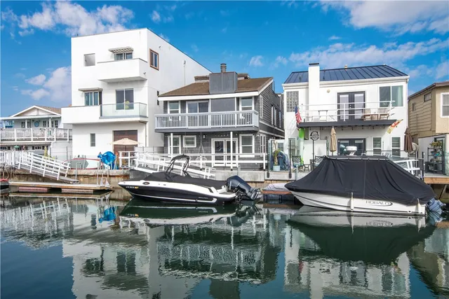 a view of a house with backyard and porch