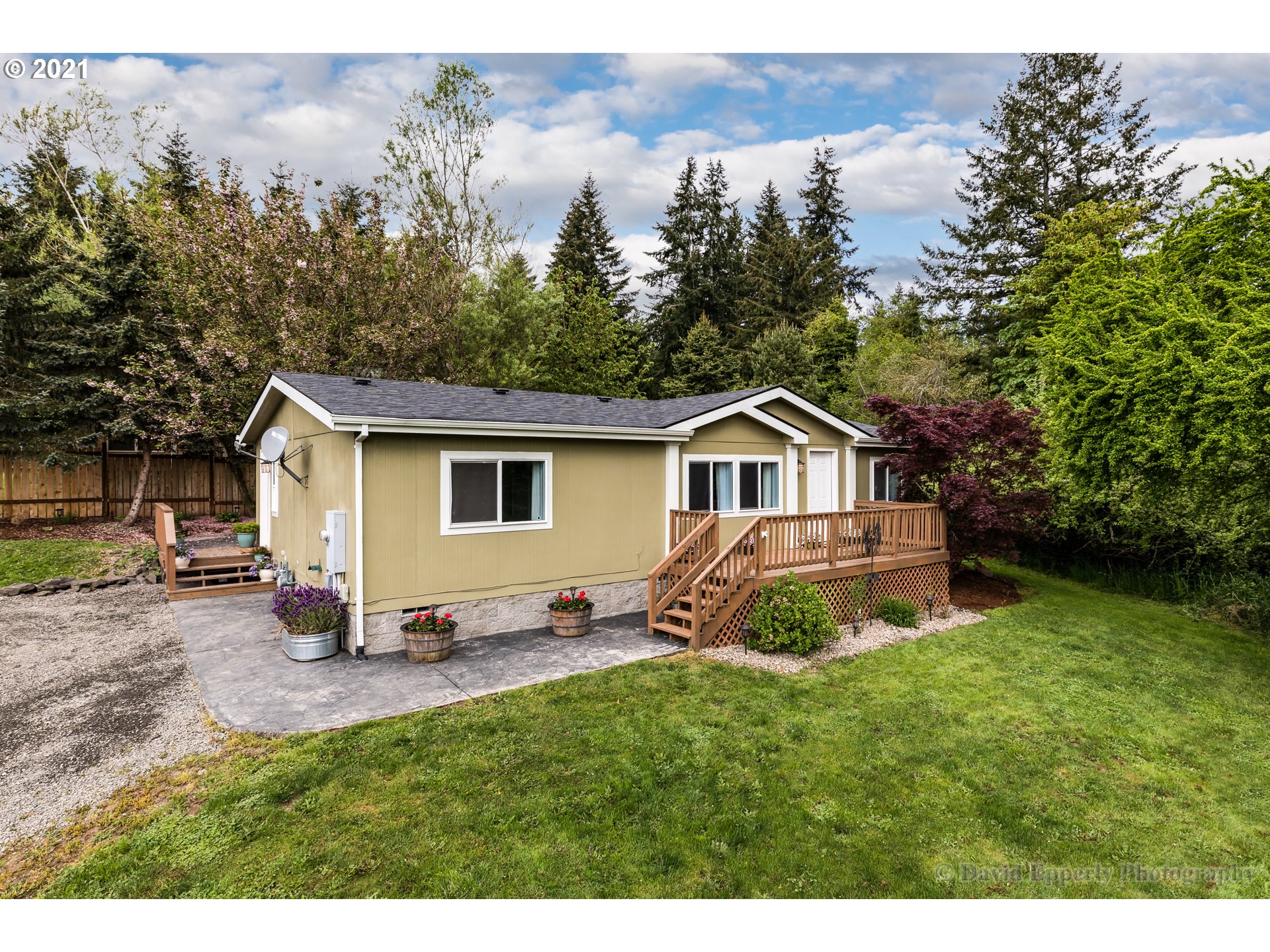 a view of a house with backyard