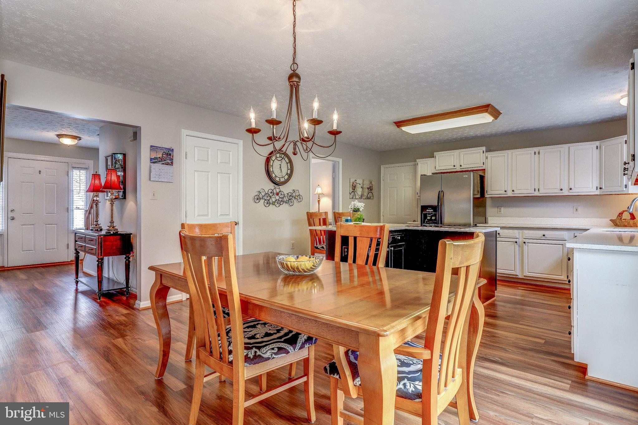 Bright and Cheery Kitchen/Dining
