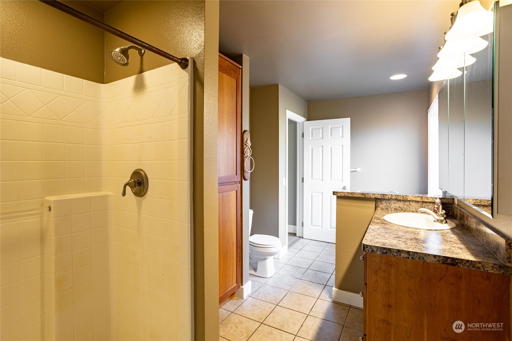 150 Logan Hill Road Chehalis, WA 98532 - Photo 16 of 40 a bathroom with a tub and shower