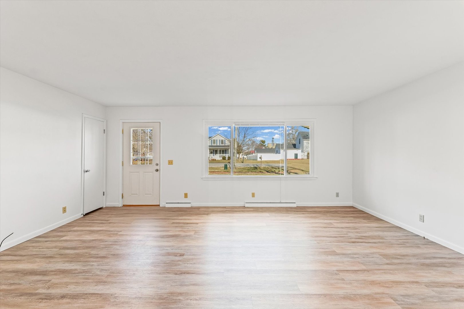 103 West Jefferson Street Philo, IL 61864 - Photo 8 of 36 an empty room with painting on the wall