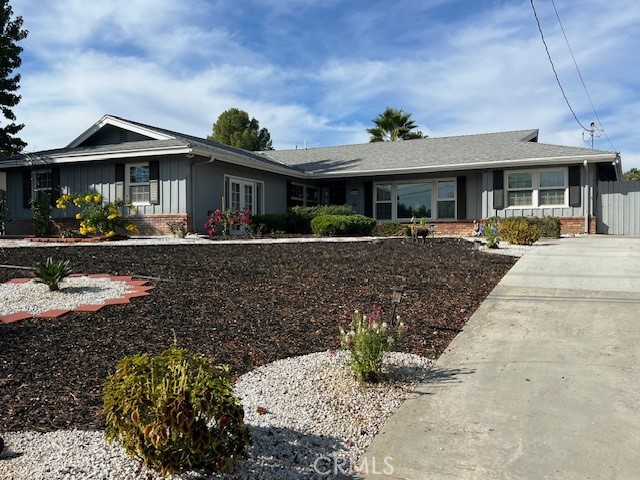 31156 Danelaw Avenue Redlands, CA 92373 - Photo 2 of 8 a front view of house with yard
