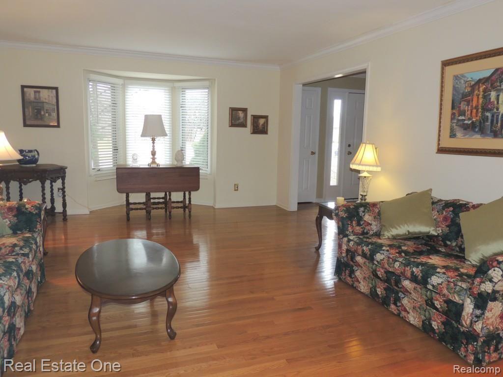 4080 Ridge Side Drive Rochester, MI 48306 - Photo 7 of 25 DSCN3795--LIVING ROOM.jpg
