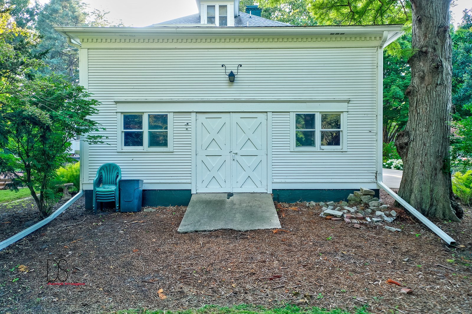1325 South Main Street Princeton, IL 61356 - Photo 27 of 29 a front view of a house with garden