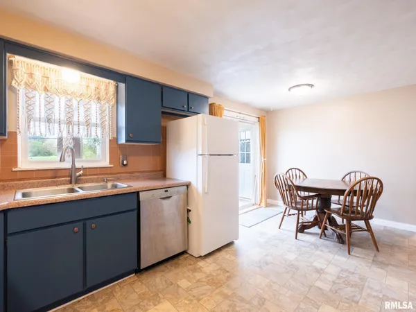 $220,000 | 300 Daniel Parkway, Washington, IL 61571