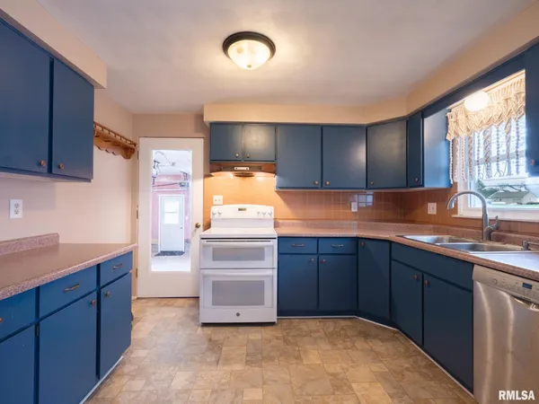 $220,000 | 300 Daniel Parkway, Washington, IL 61571