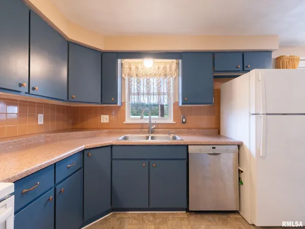 $220,000 | 300 Daniel Parkway, Washington, IL 61571