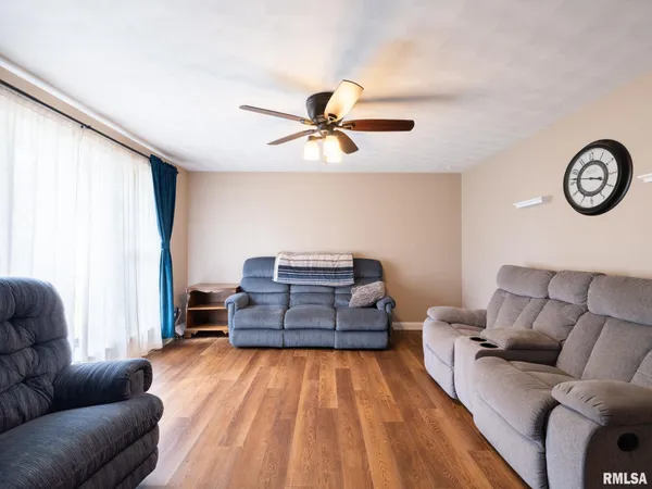 $220,000 | 300 Daniel Parkway, Washington, IL 61571