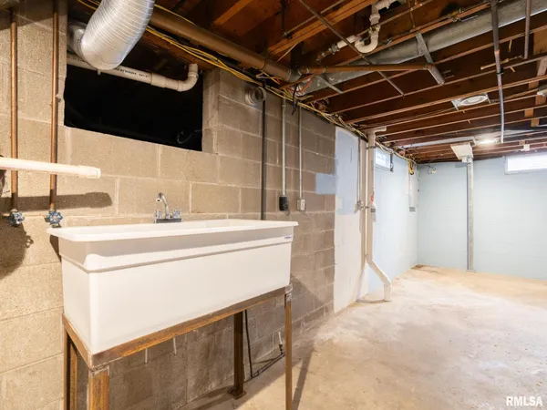 $220,000 | 300 Daniel Parkway, Washington, IL 61571