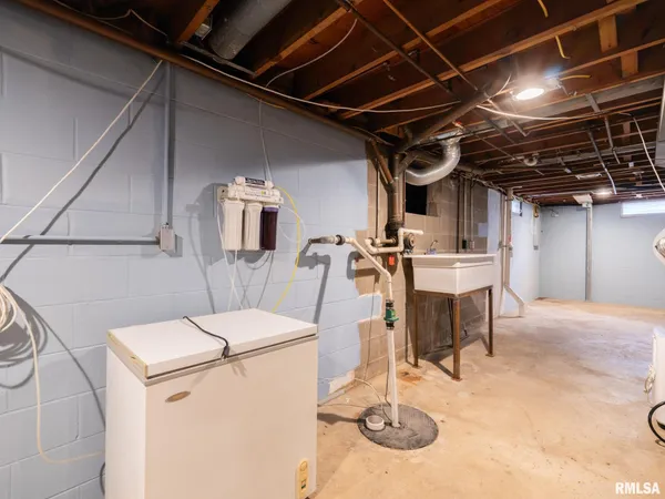 $220,000 | 300 Daniel Parkway, Washington, IL 61571