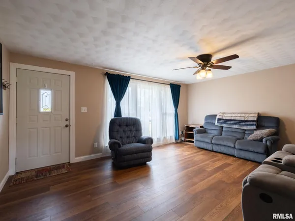 $220,000 | 300 Daniel Parkway, Washington, IL 61571