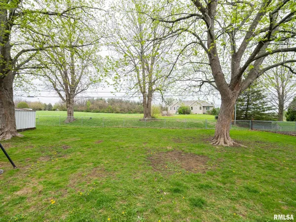 $220,000 | 300 Daniel Parkway, Washington, IL 61571