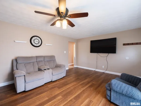 $220,000 | 300 Daniel Parkway, Washington, IL 61571