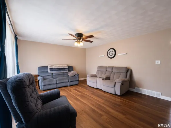 $220,000 | 300 Daniel Parkway, Washington, IL 61571