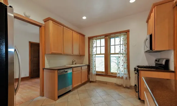 $2,750 | 1615 East Hyde Park Boulevard, Unit 3, Chicago, IL 60615