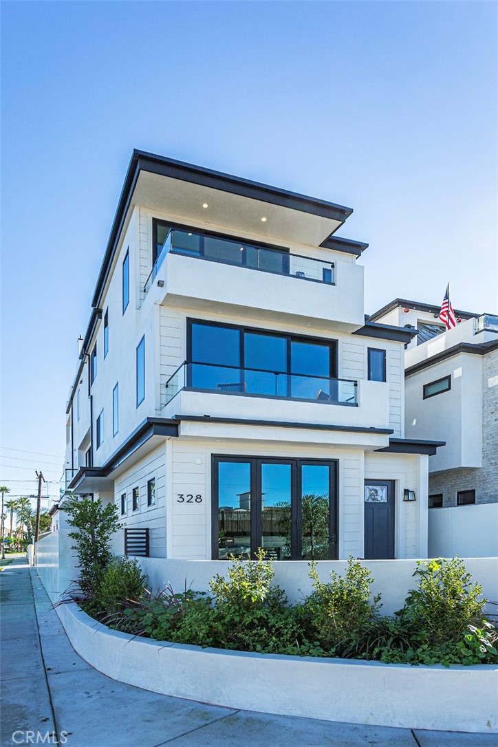 328 3rd Street Huntington Beach, CA 92648 - Photo 4 of 42 front view of a building