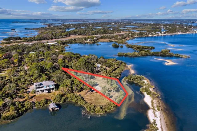 $525,000 | 136 Southwest Sw Place, Cedar Key, FL 32625
