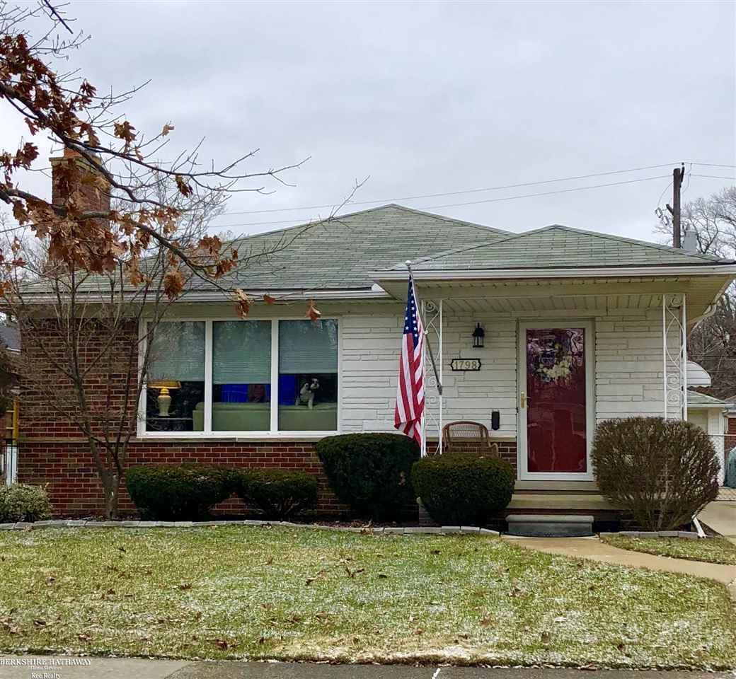 1798 Newcastle Road Grosse Pointe, MI 48236 - Photo 1 of 33 31370019.JPG