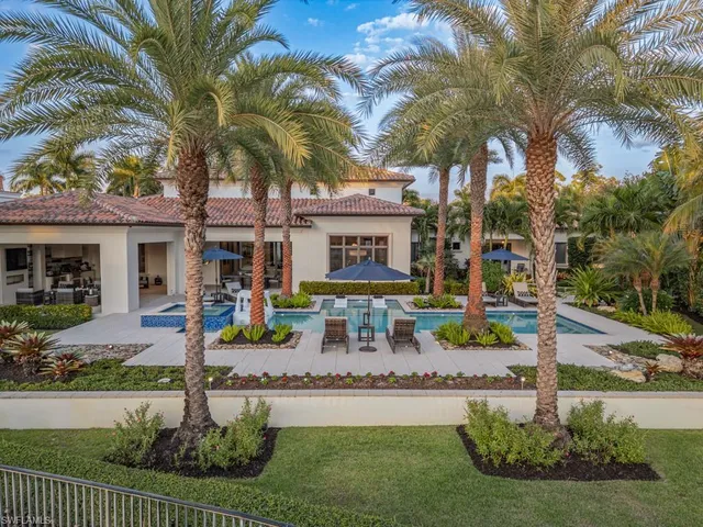 a view of a fountain in front of house