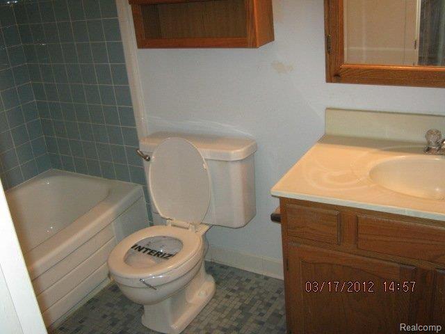 805 Plate Street, Unit 204 Rochester, MI 48307 - Photo 4 of 6 Bathroom.jpg