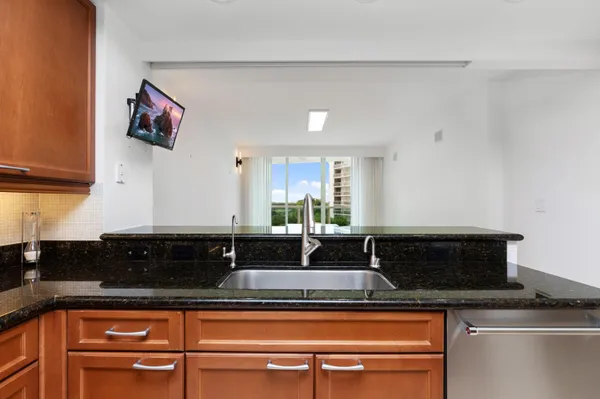 $7,500 | 20201 East Country Club Drive, Unit 706, Aventura, FL 33180
