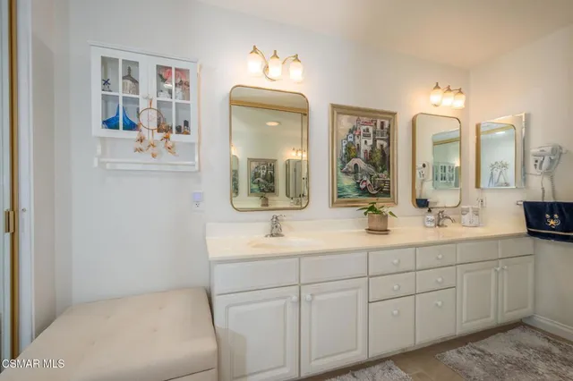a en suite bathroom with double sink and a mirror