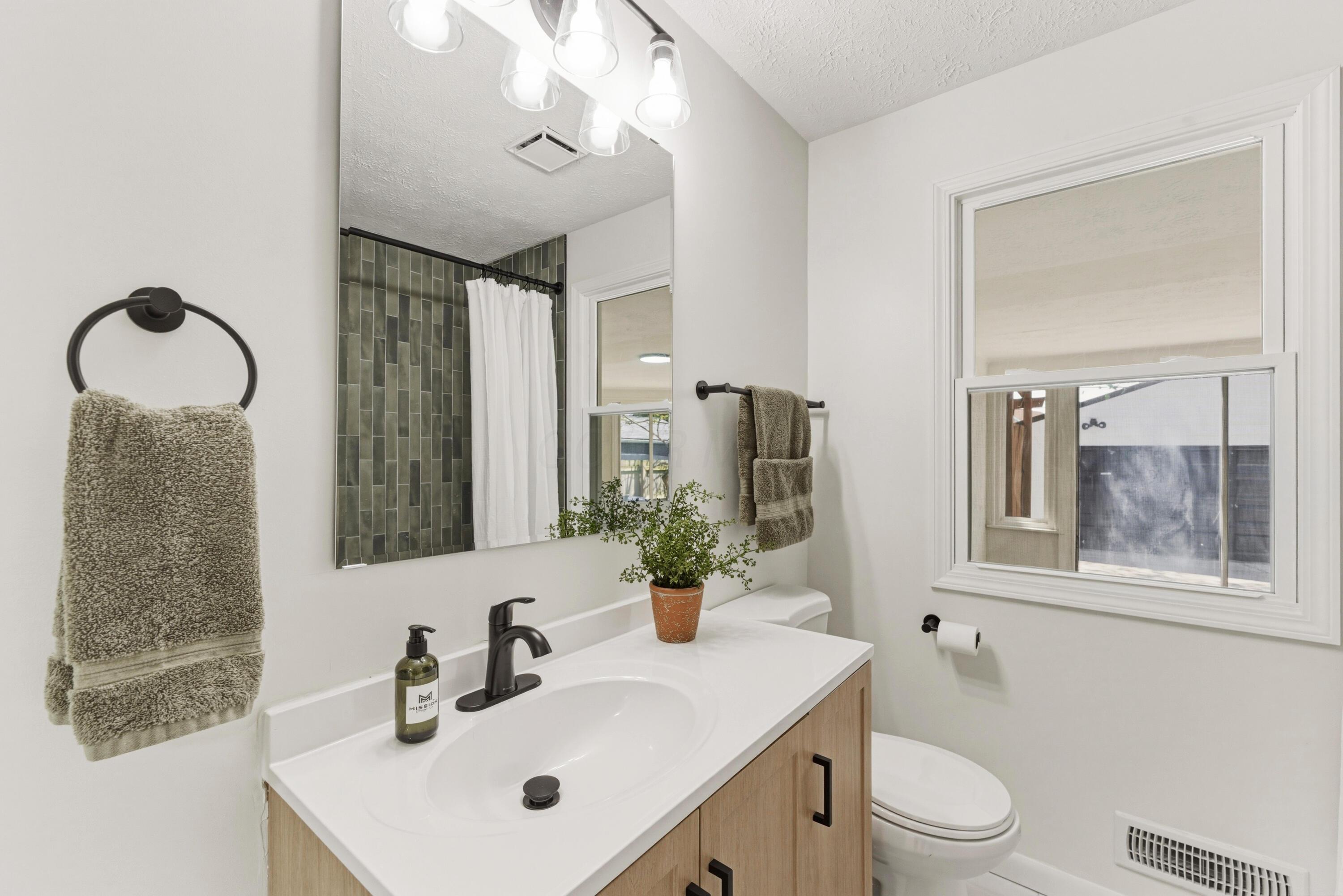 2753 Eastminster Road Columbus, OH 43209 - Photo 18 of 48 Bathroom1