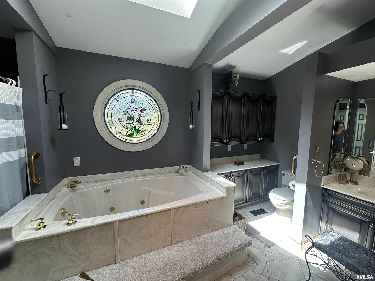 2381 Logan Street Murphysboro, IL 62966 - Photo 31 of 52 a bathroom with a bathtub and a sink