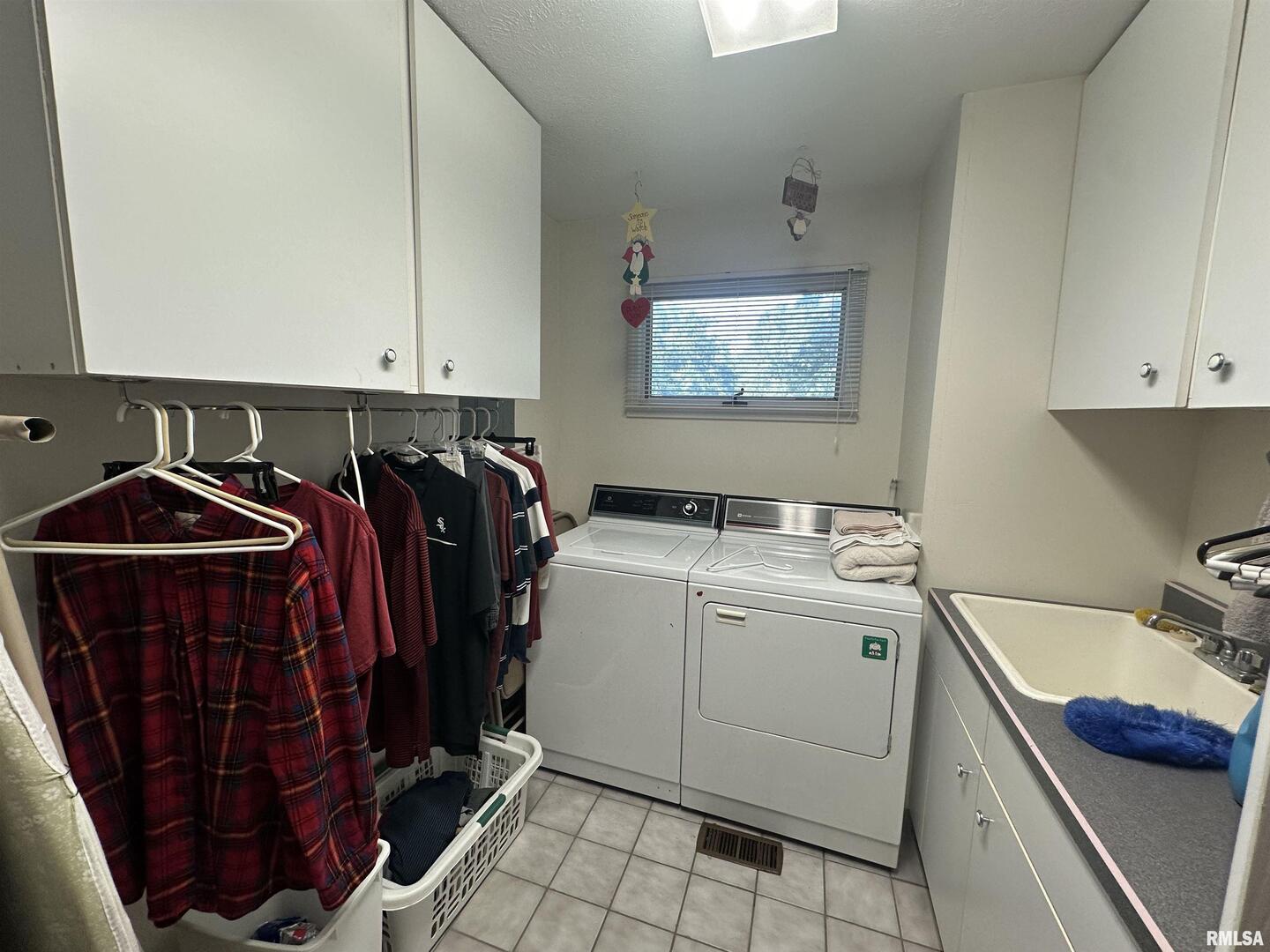 2381 Logan Street Murphysboro, IL 62966 - Photo 45 of 52 a utility room with dryer and washer